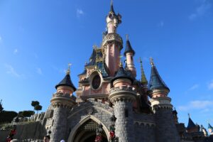Vue en contre plongée du château de Disneyland Paris