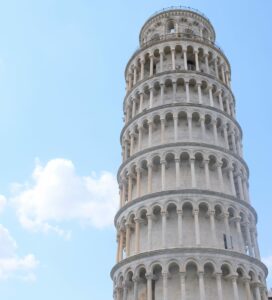 la tour de pise sous un beau ciel bleu